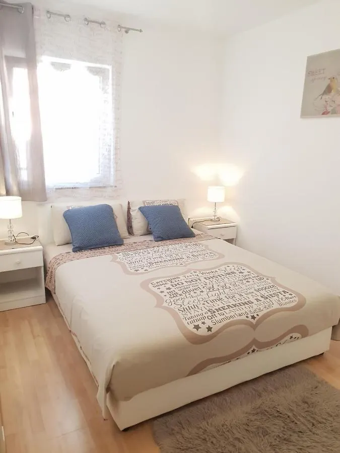 Apartments Lea With Pool Malinska
