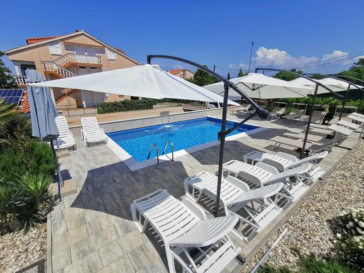 Apartments Lea With Pool マリンスカ