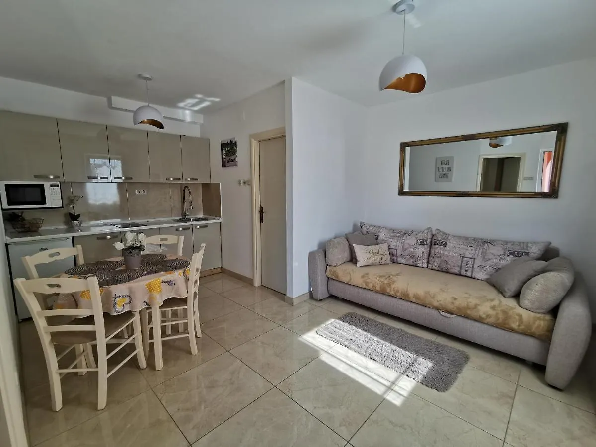 Apartments Lea With Pool Malinska 0*,
