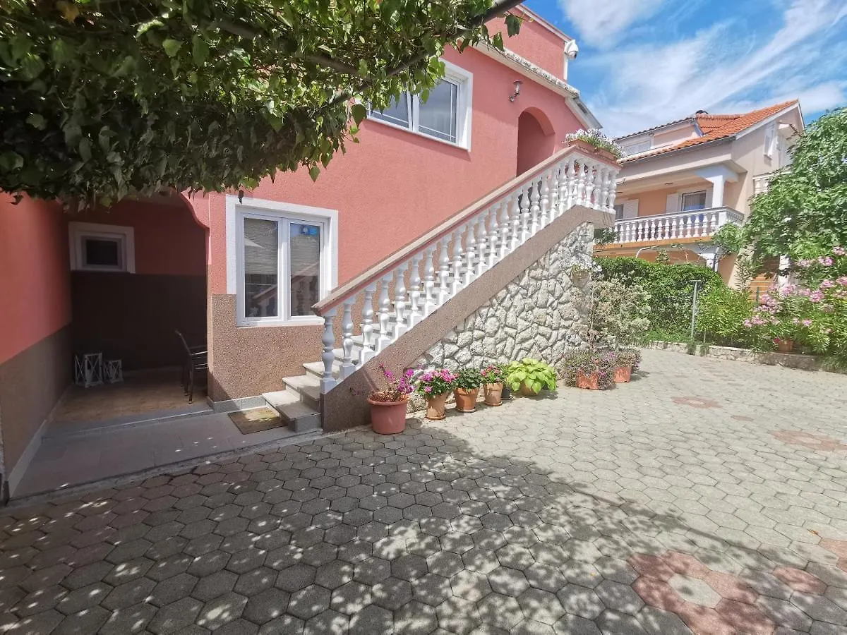 Apartments Lea With Pool Malinska