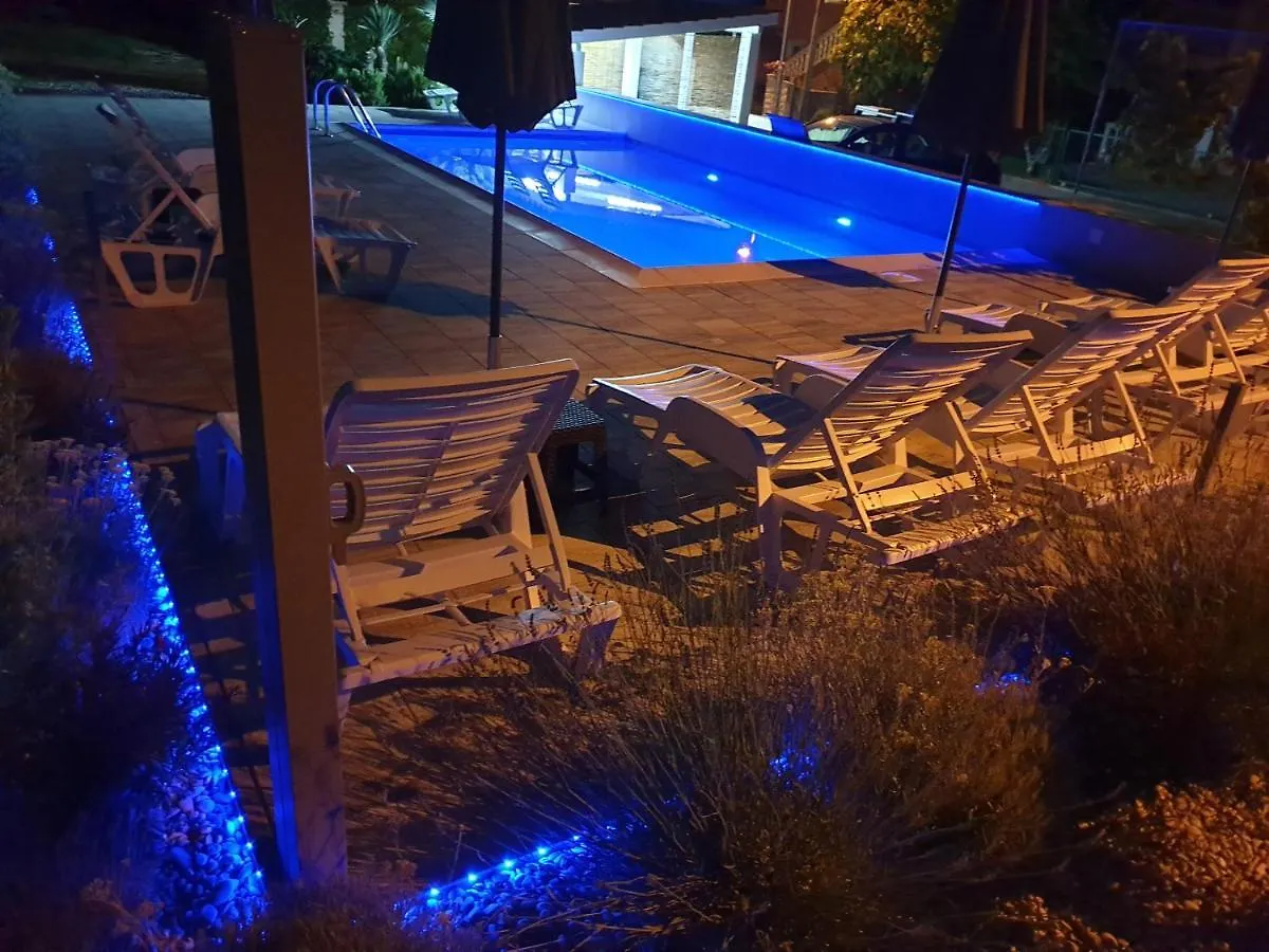 Apartments Lea With Pool Malinska