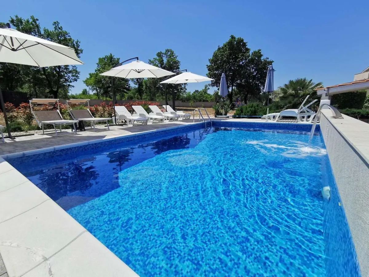 Apartments Lea With Pool Malinska