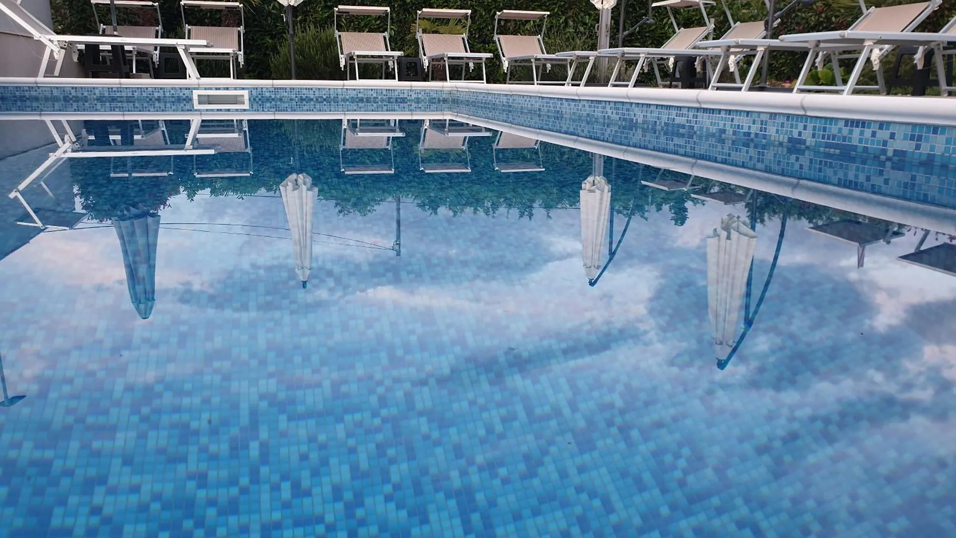 Apartments Lea With Pool Malinska