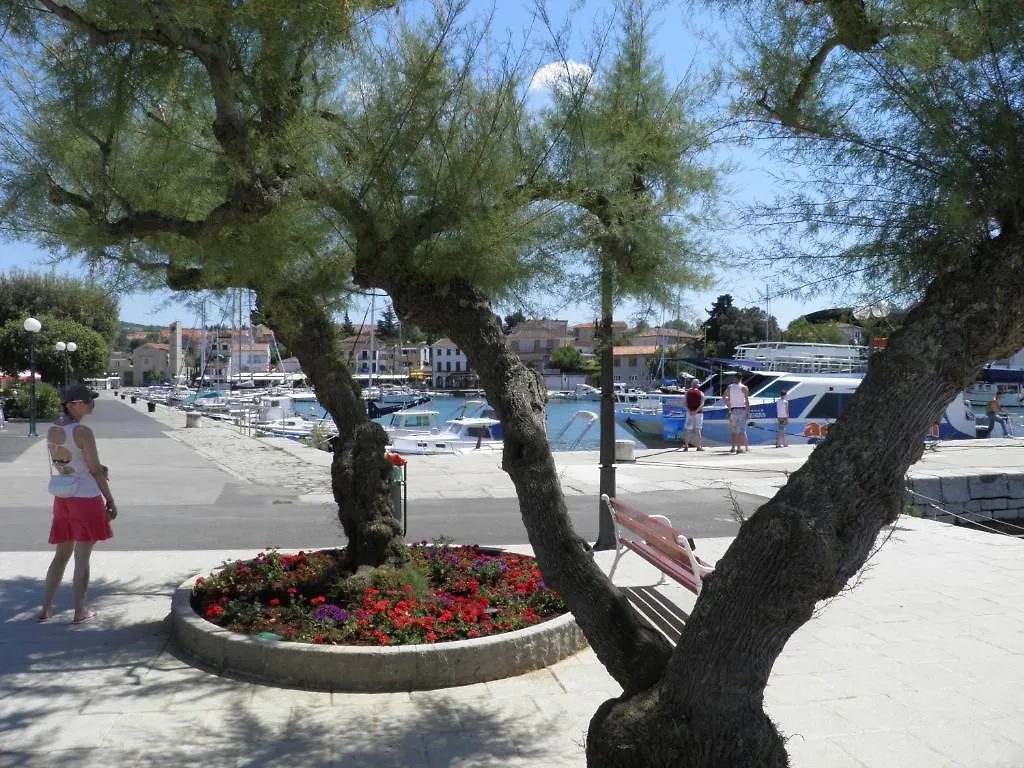 Apartments Lea With Pool Malinska Croatia