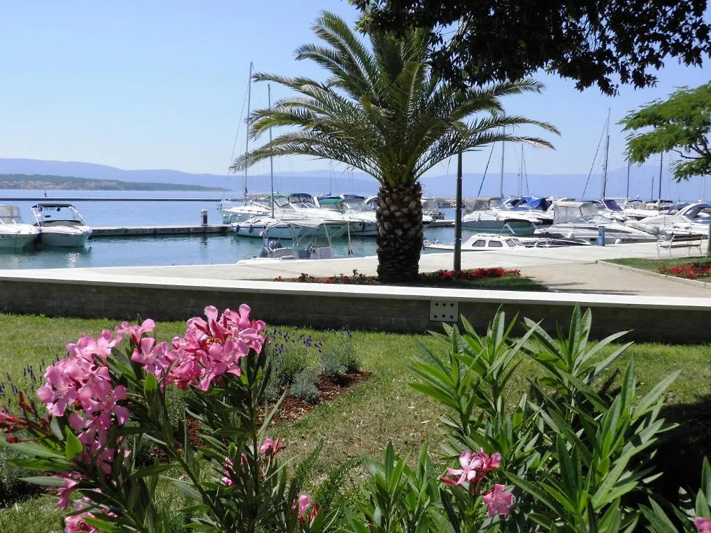 Apartments Lea With Pool Malinska