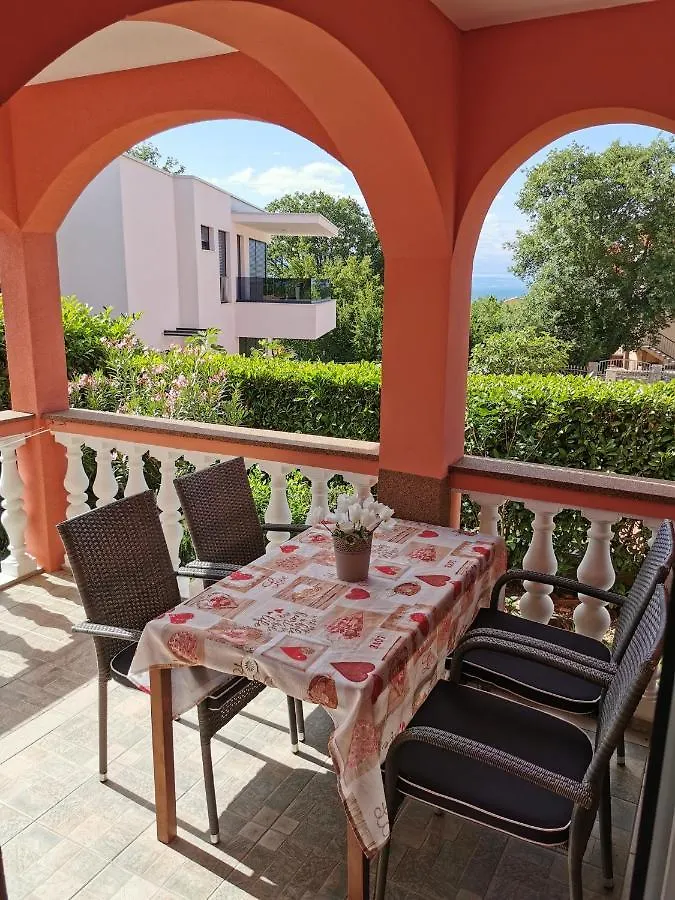 Apartments Lea With Pool Malinska